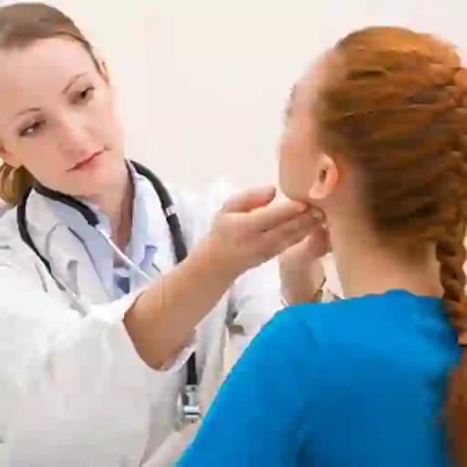 医生正在检查病人的甲状腺。