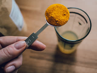 测量姜黄粉。