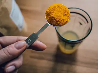 测量姜黄粉末。