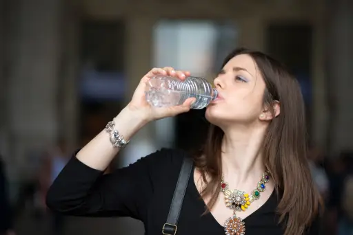 女人从水瓶喝