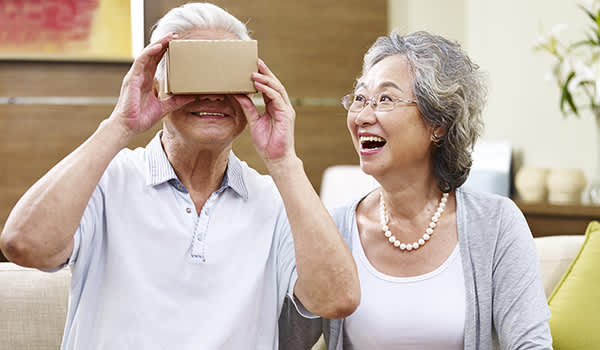 老年人使用虚拟现实设备。
