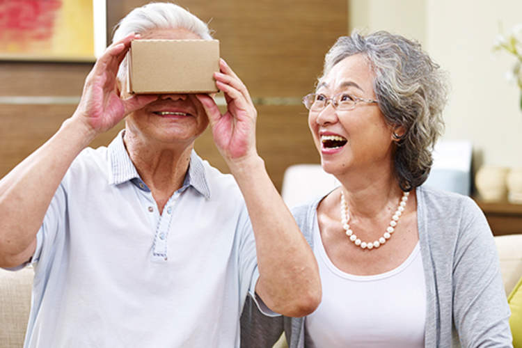 老年人使用虚拟现实设备。