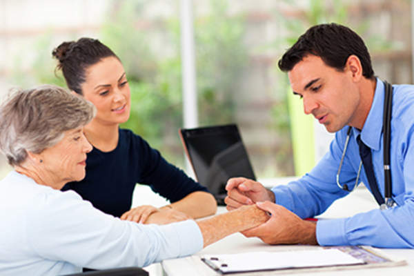 皮肤科医生检查高级病人的皮肤。