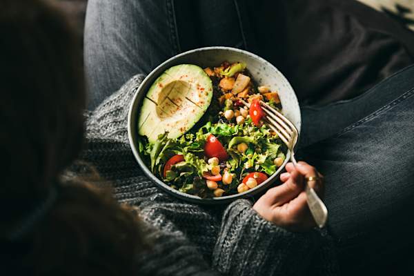 穿毛衣的女人吃健康午餐-上图