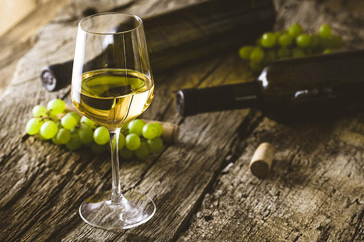 白葡萄酒在玻璃