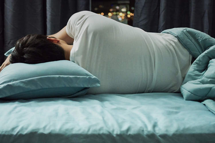 人睡觉在床上。