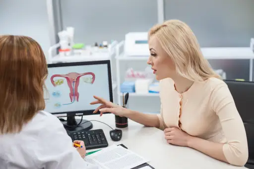 妇科医生向病人解释子宫肌瘤。