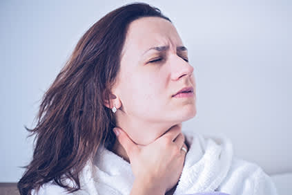 患有慢性荨麻疹药物副作用咽喉肿胀的妇女。