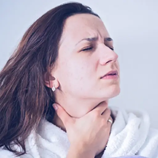 喉咙肿胀的妇女作为慢性蜂毒药药物的副作用。