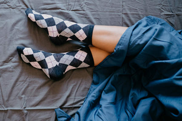 床上穿袜子的女人。