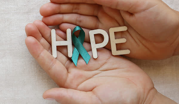 卵巢癌的希望，用蓝绿色丝带代表的“o”在希望。