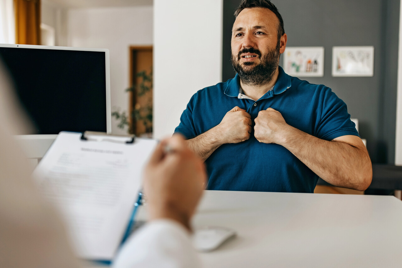 男子描述胸痛。