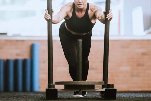 女人推加权雪橇