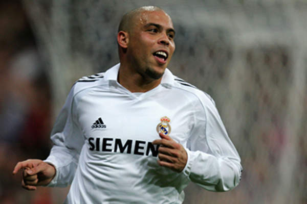 皇马的罗纳尔多,皇马和西班牙人之间的西甲比赛在伯纳乌球场于2006年2月4日,在西班牙马德里,在庆祝他的目标。