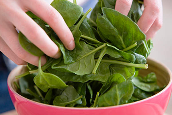 把菠菜扔进碗里。