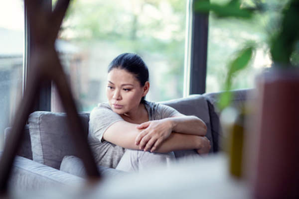 女人在客厅里感觉一文不值。