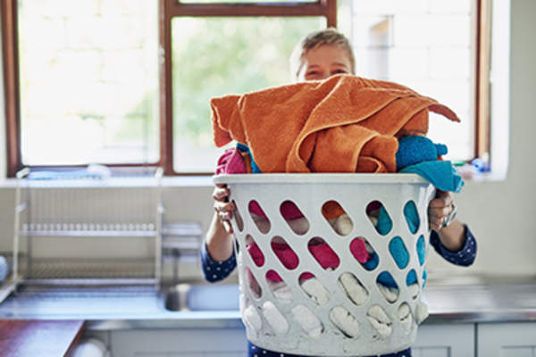 女子携带完整的洗衣篮
