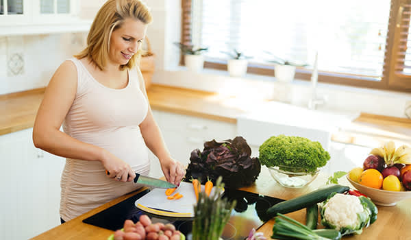 孕妇切割蔬菜。
