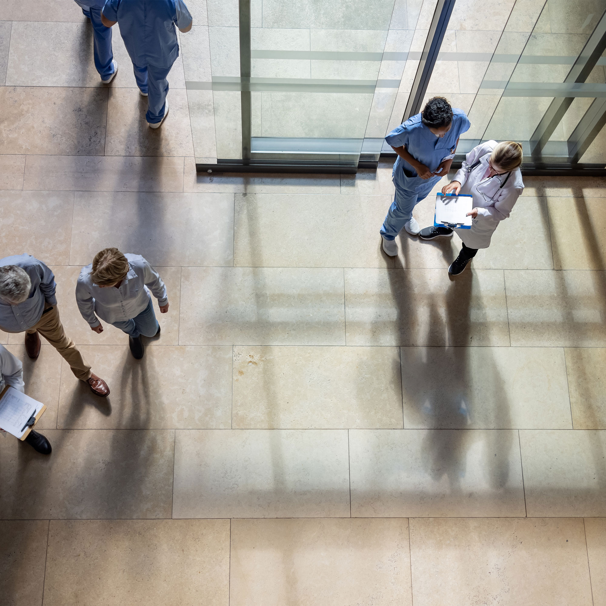 医院大厅中人们的高架景观