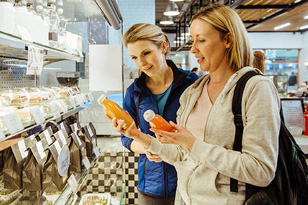 在健康食品店买饮料的女人。
