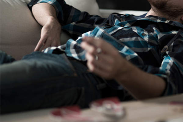 上瘾的后果,躺在沙发上的人。