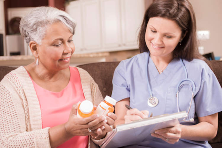 护士帮患者甲状腺药物。