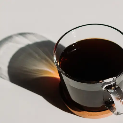 清咖啡放在透明的杯子里