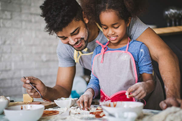 父亲和女儿一起做饭
