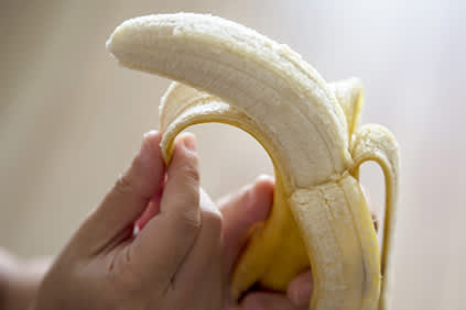 剥香蕉。