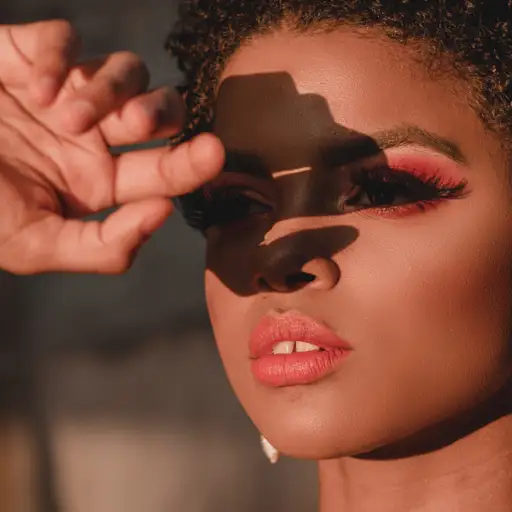 遮挡阳光的女人