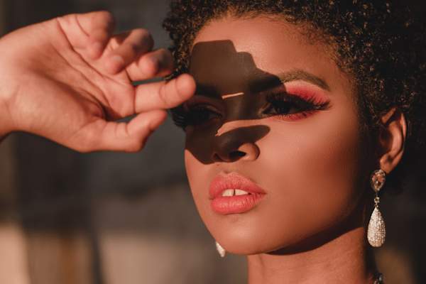 女子从眼睛阻挡太阳