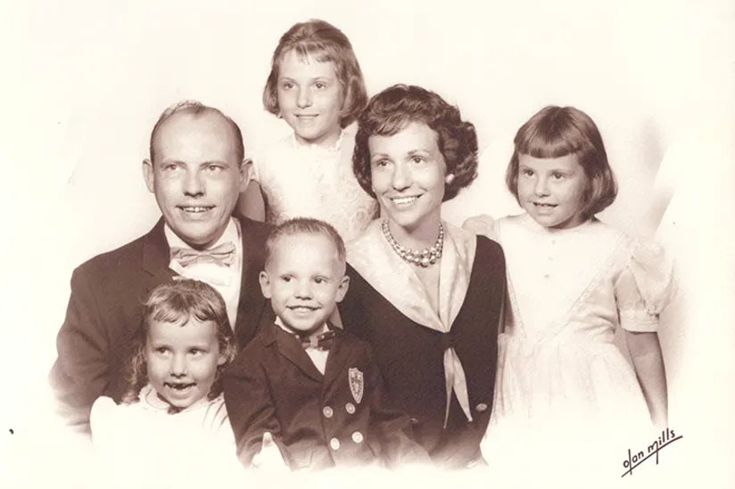 Eileen Bailey家族画象与她的父亲，母亲，两个姐妹和兄弟从1964年。