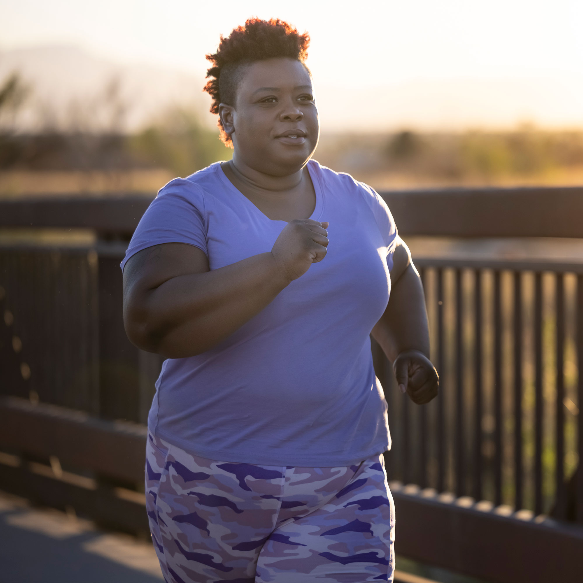 一个女人在外面散步锻炼