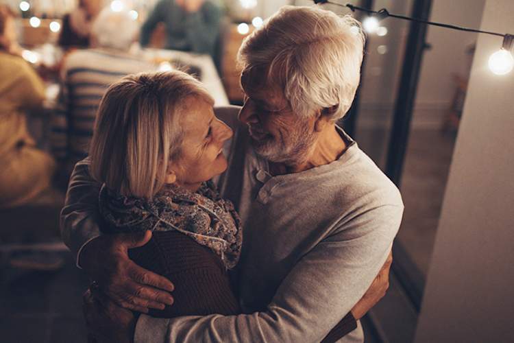 快乐的情侣拥抱和庆祝。