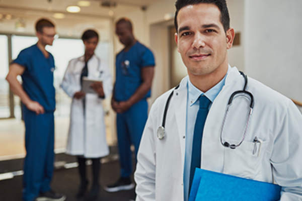 男医生与同事的背景。