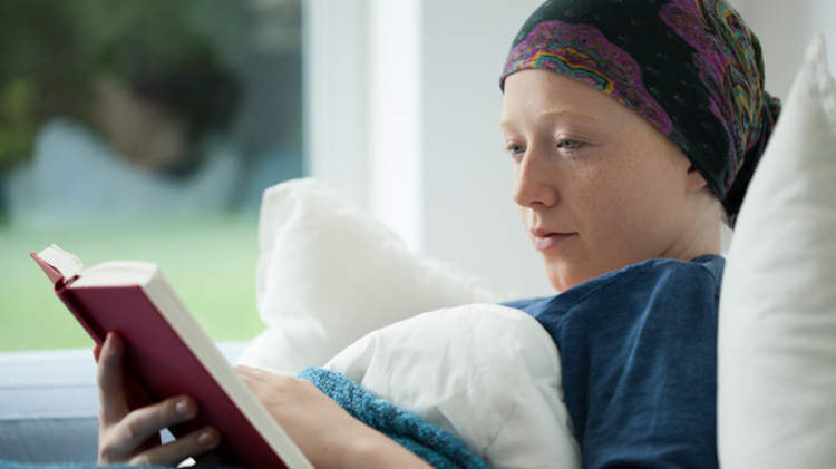 癌症女性阅读。
