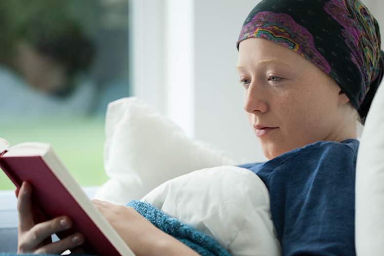 癌症女性阅读。