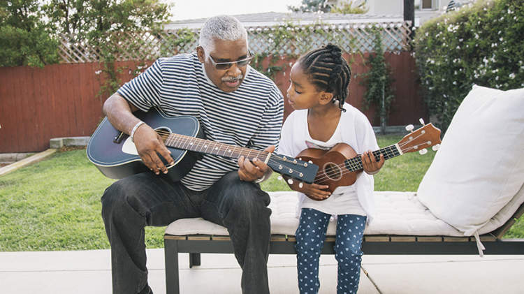 爷爷和孙女玩吉他在一起。