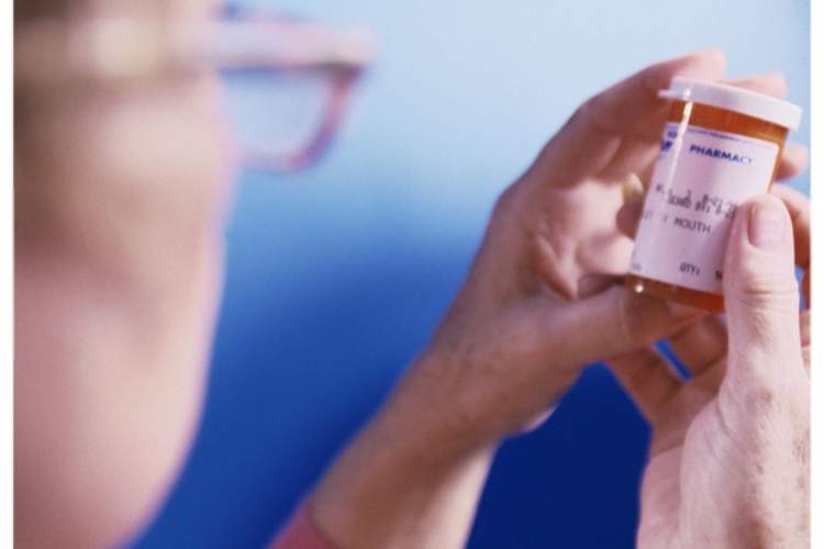 女人阅读药瓶标签