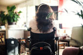 公寓里坐轮椅的女人