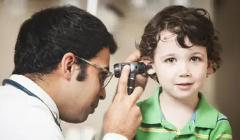 检查小孩的耳朵的医生。