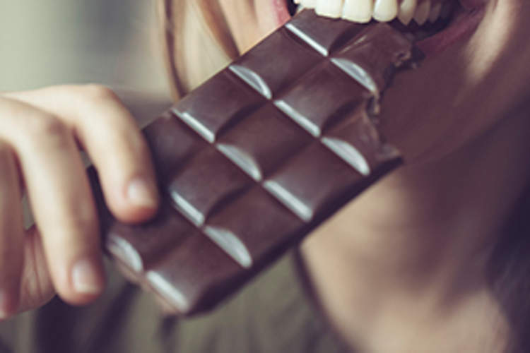 女人吃巧克力