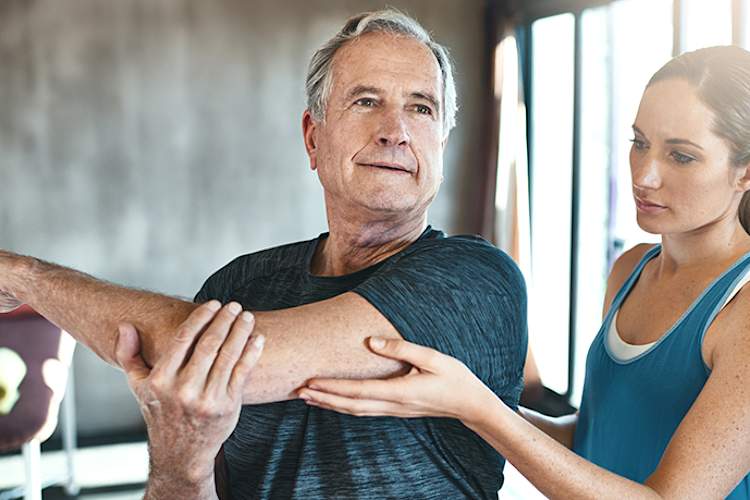 老人在物理治疗。