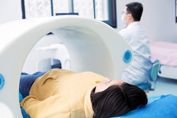 做骨密度扫描的女人。