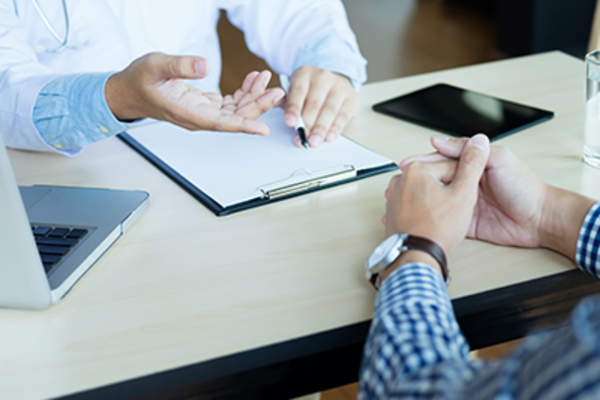 医生和病人的后续会议。