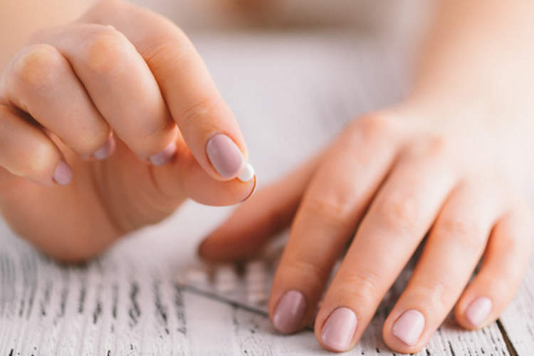 女人的手中拿着避孕药。