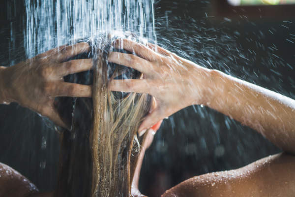 关闭一个女人洗淋浴时她的头发了