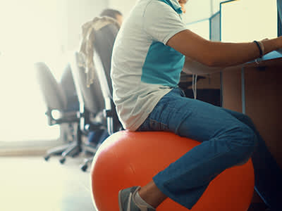 坐在一个稳定的球作为办公椅