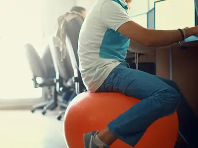 坐在一个稳定球上当办公椅