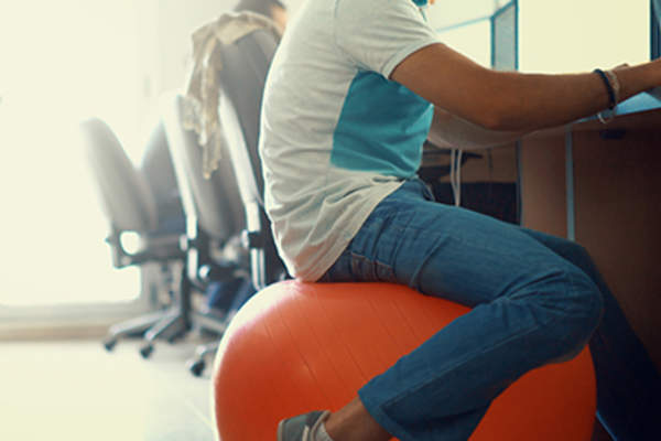 坐在一个稳定的球作为办公椅